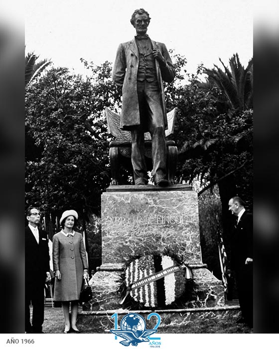 Mochilazo en el tiempo, La estatua del parque Lincoln de Polanco