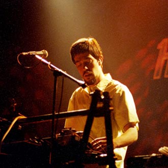 Emmanuel del Real, mejor conocido como Meme, tocando el teclado en el Hard Rock Live en el 2000.