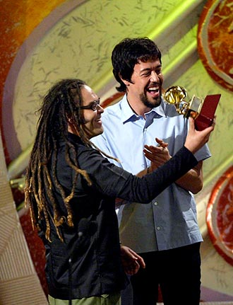 Quintos premios Grammy Latinos. Ganaron el premio a Mejor Álbum de Música Alternativa en el Auditorio Shrine Los Angeles, 01 Sept, 2004.