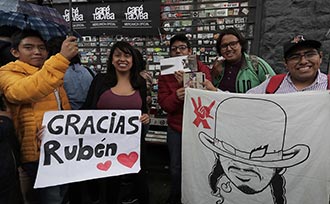 Rubén Albarrán ofreció una firma de autógrafos para recaudar fondos destinados a los damnificados de los sismos de México en el 2017.