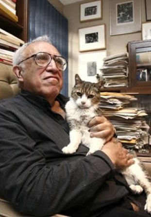 Carlos Monsiváis con sus gatos