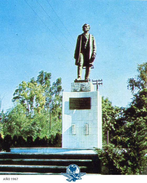 Mochilazo en el tiempo, Estatua de José Rizal.