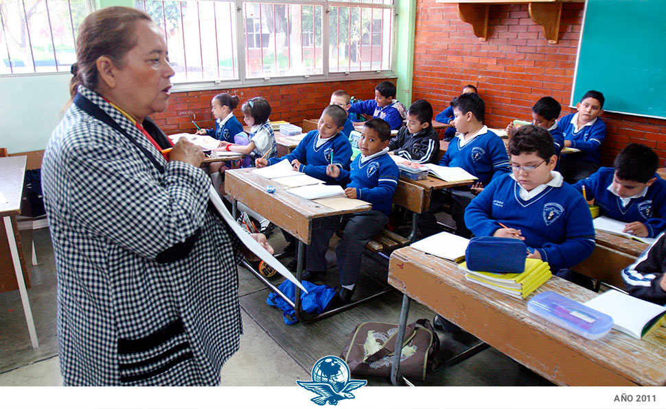 Mochilazo en el tiempo, La maestra chilena Gabriela Mistral leyendo poemas durante los años 20. En la foto actual una profesora de Querétaro impartiendo clase.