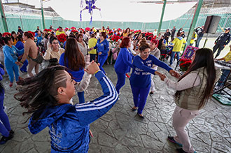 Son las 12 del día en el único lugar de México donde comer un tamal y romper una piñata es un lujo. Una cancha de baloncesto emula ser una pista de baile.