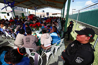 En cualquier otro lugar el ambiente festivo se cortaría de tajo con las mujeres y hombres armados que rodean la pista de baile con sus trajes negros. Vigilan cada movimiento de las invitadas.  
